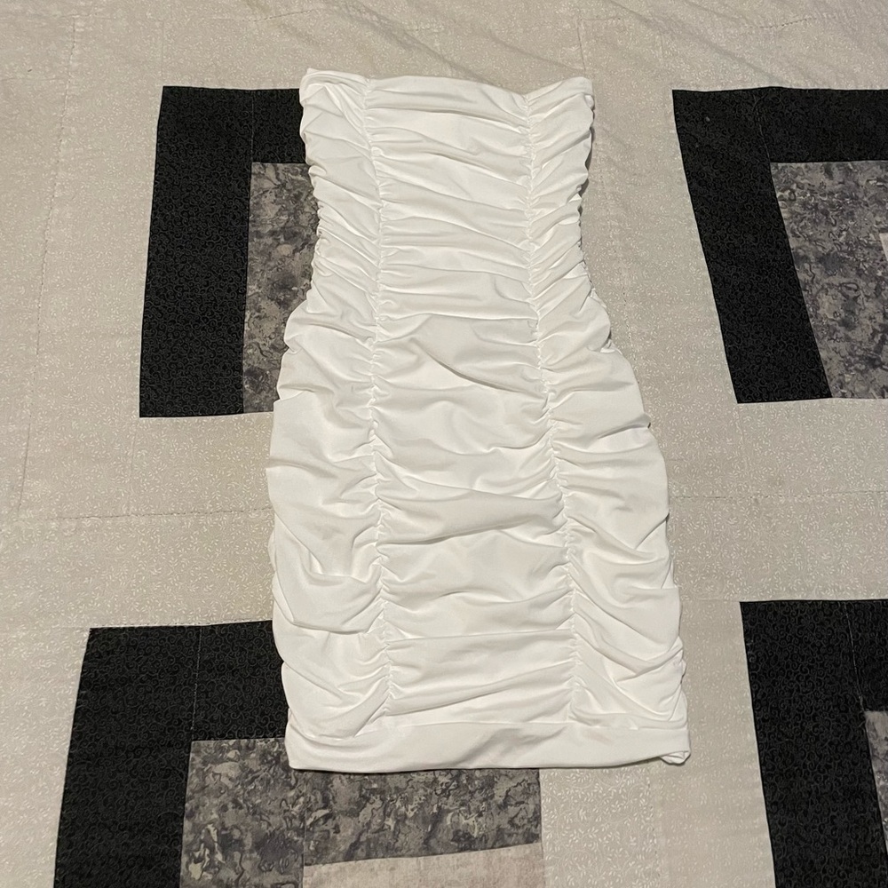 White tube dress xs
New never worn
Nwot